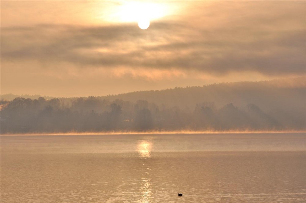 ...der See brennt (früher Morgen am Starnberger See)