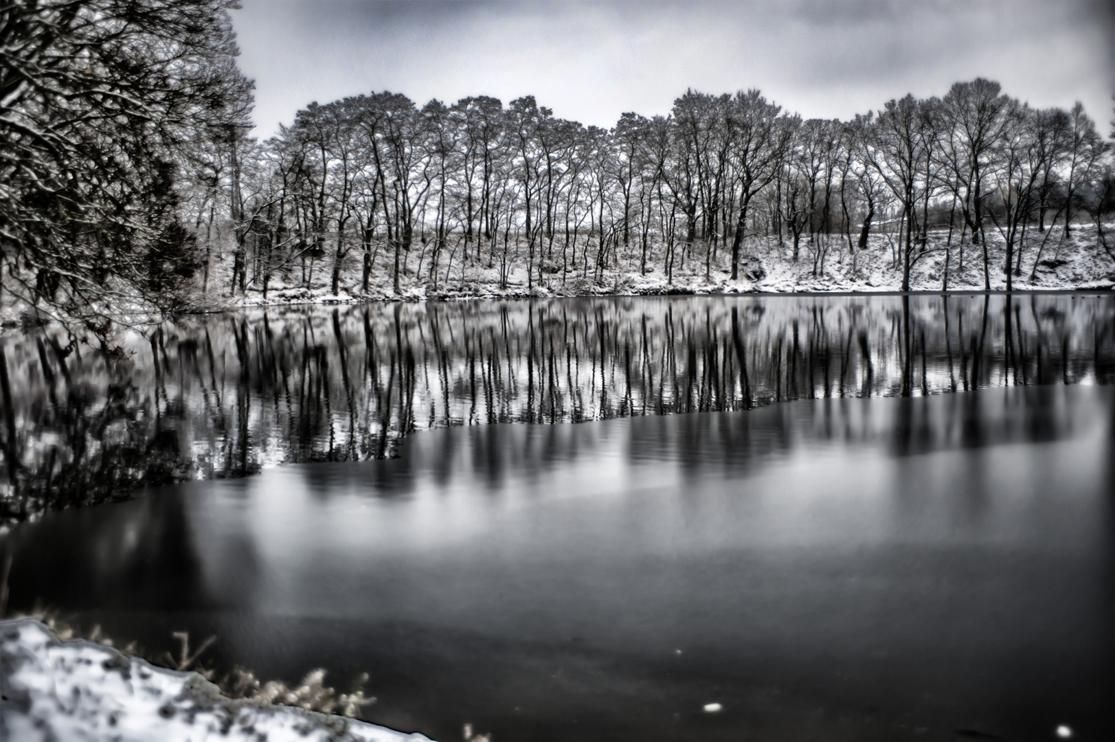 Der See hat eine Haut bekommen