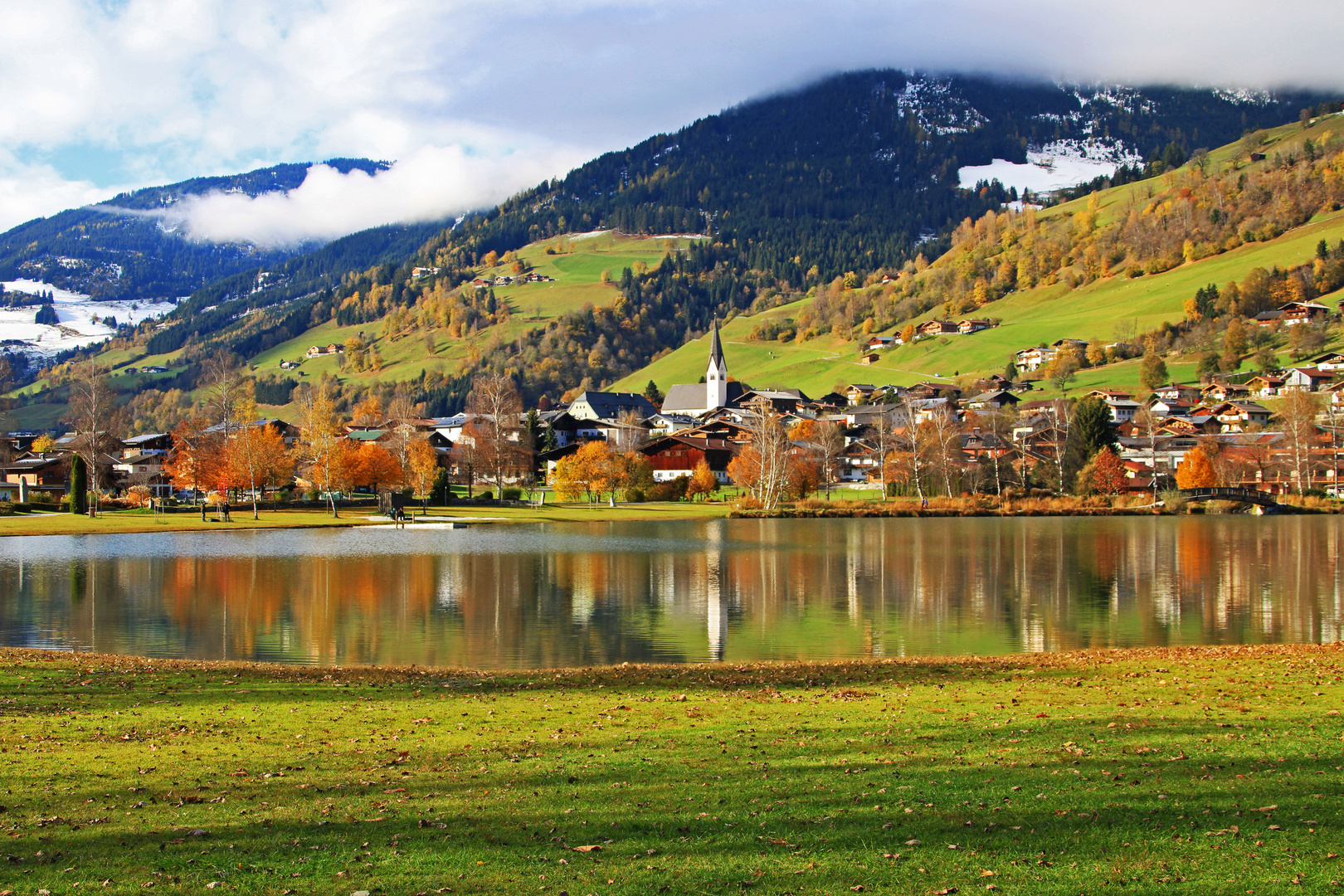 Der See im Herbst.