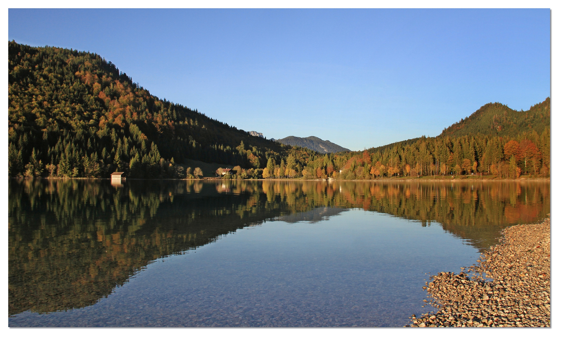 Der See im herbstlichen Sonnenlicht