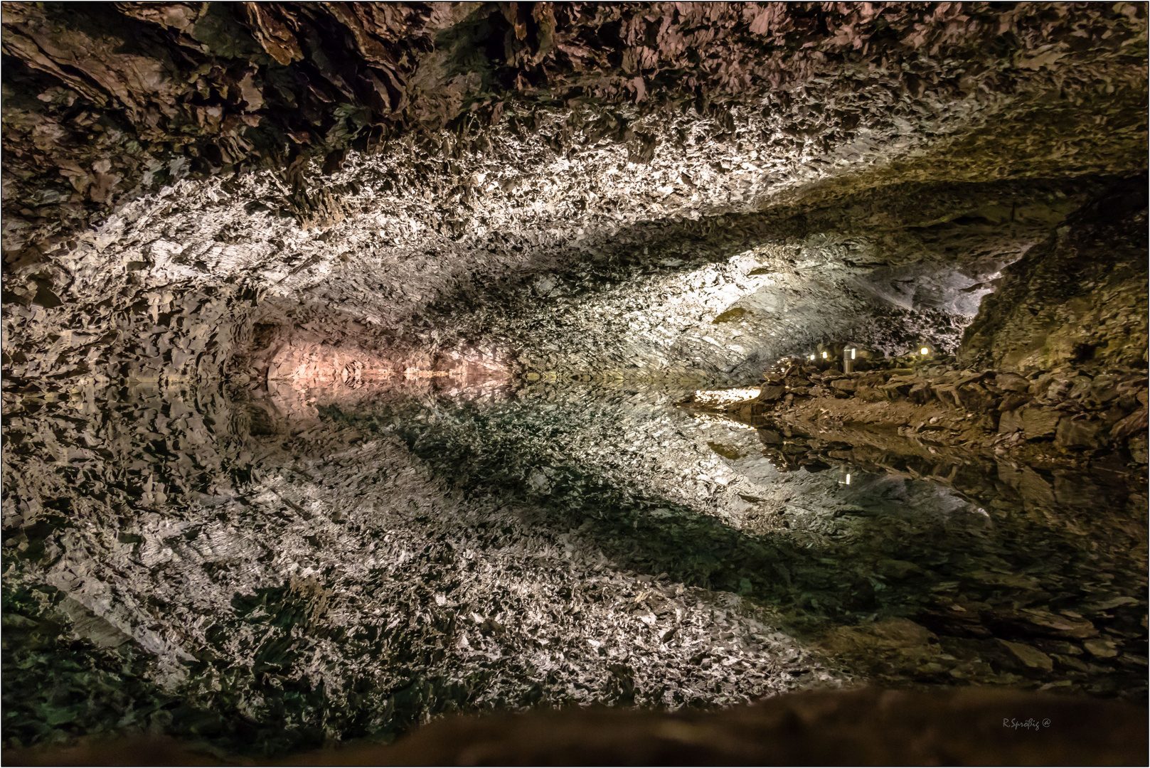 - der See in der Höhle -