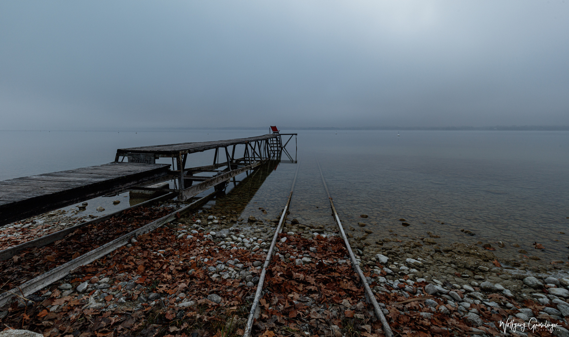 Der See versinkt im Nebel