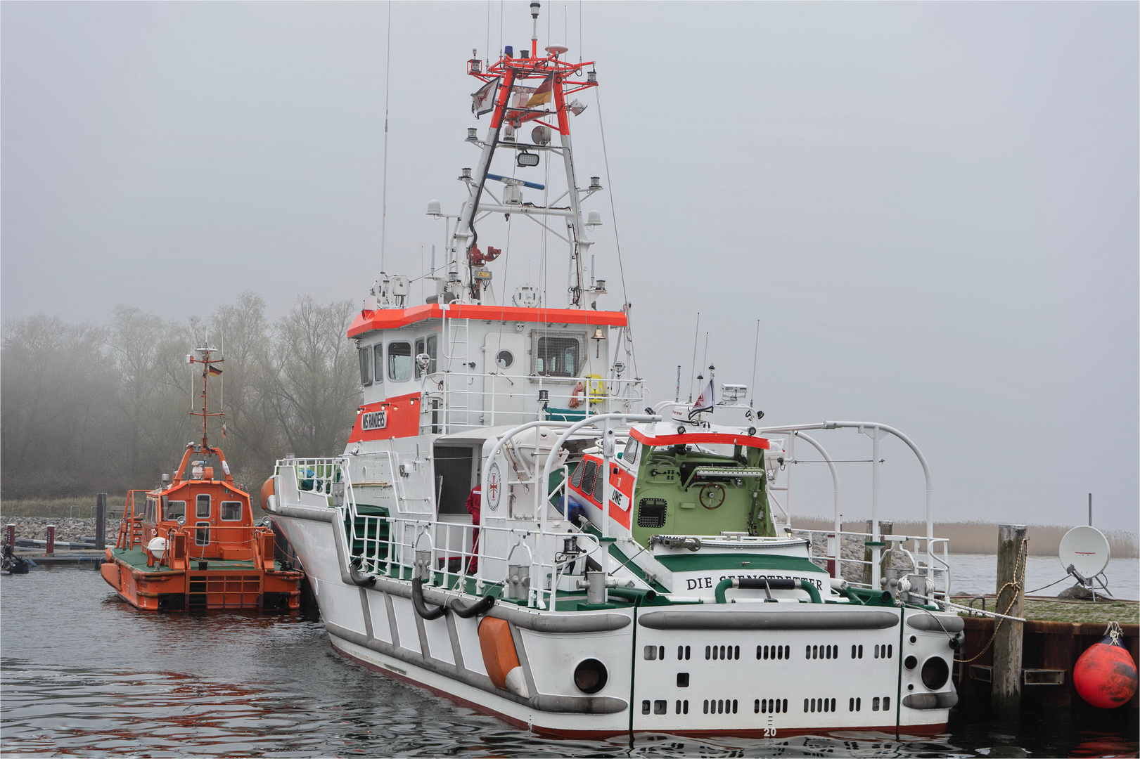 Der Seenotrettungskreuzer "Nis Randers", im kleinen Hafen von Barhöft... 