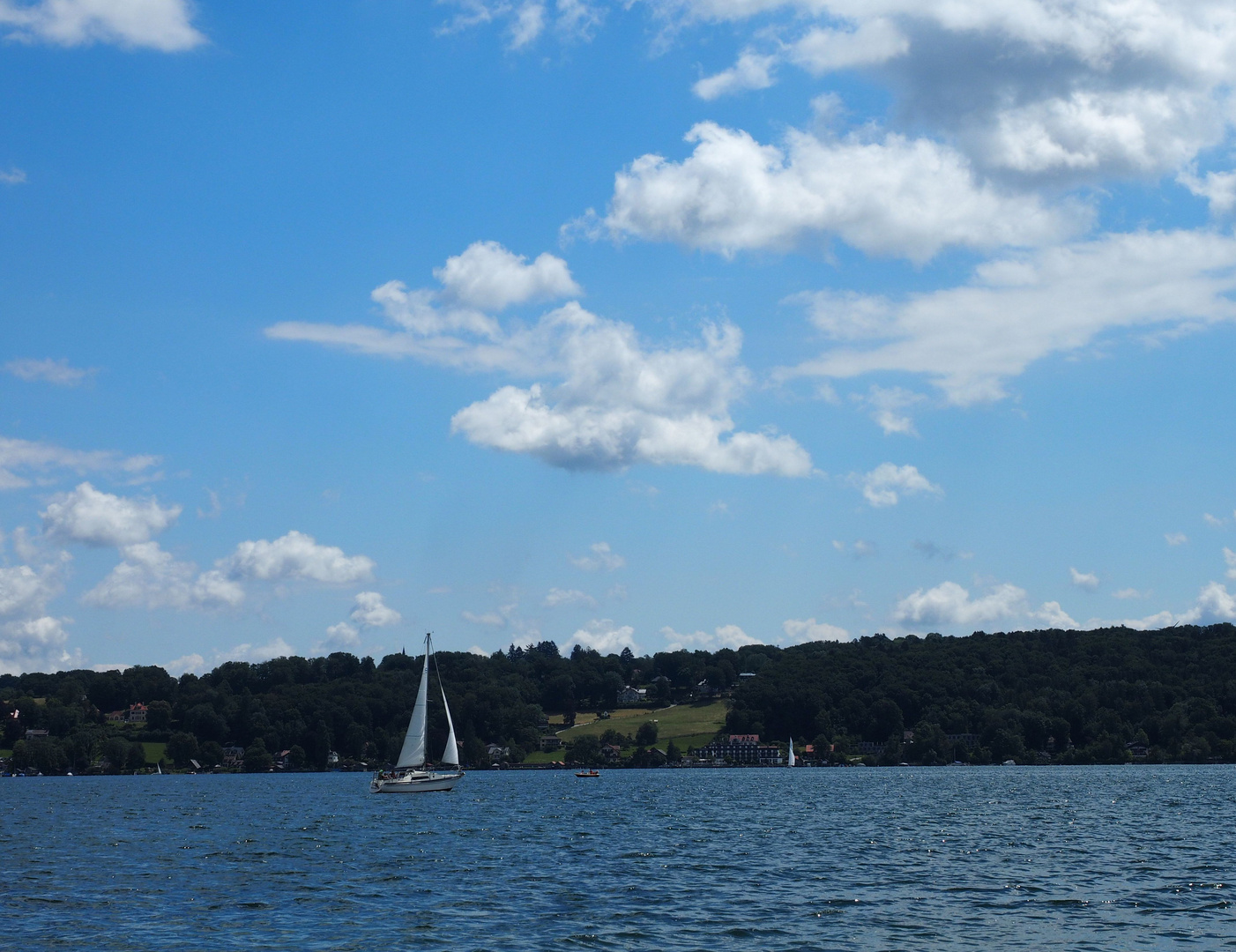 Der Segler unter dem weiß blauen Himmel