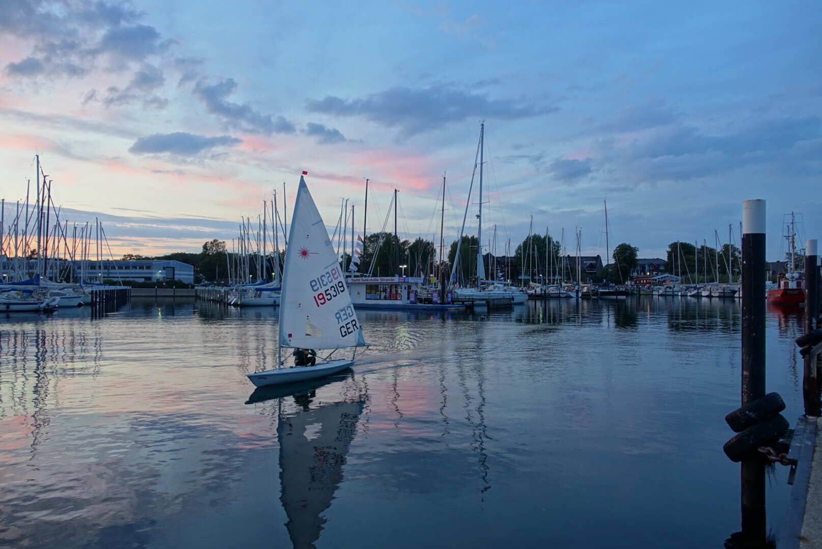 Der Segler zur blauen Stunde