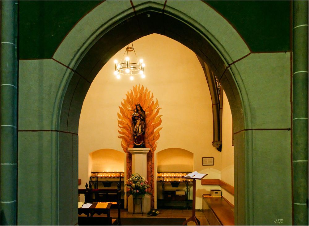 Der Seitenaltar in der Kirche Sankt Laurentius  Ahrweiler.