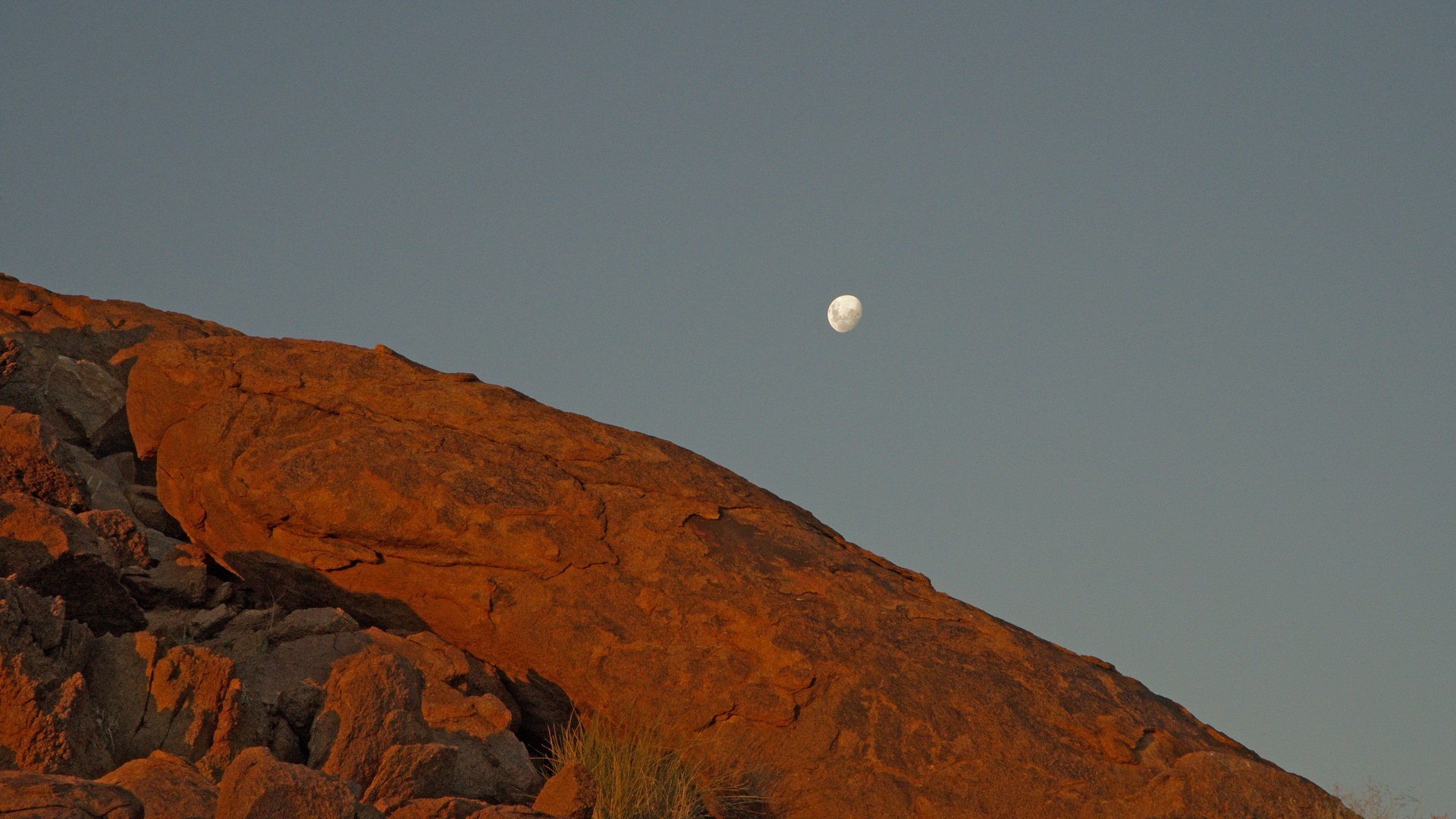 Der selbe Mond über Sesriem, Namibia.