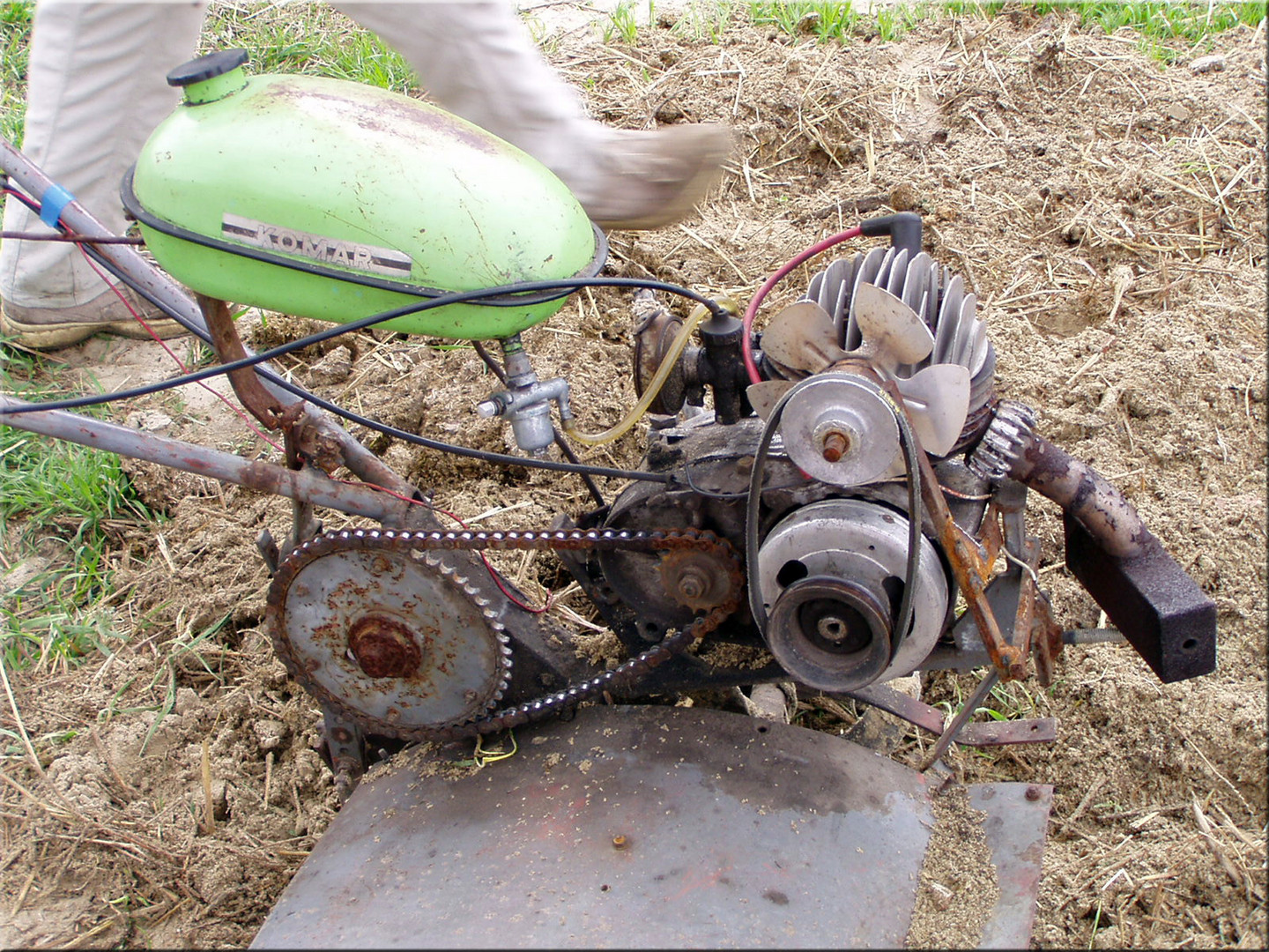 Der selbstgebaute Traktor. 