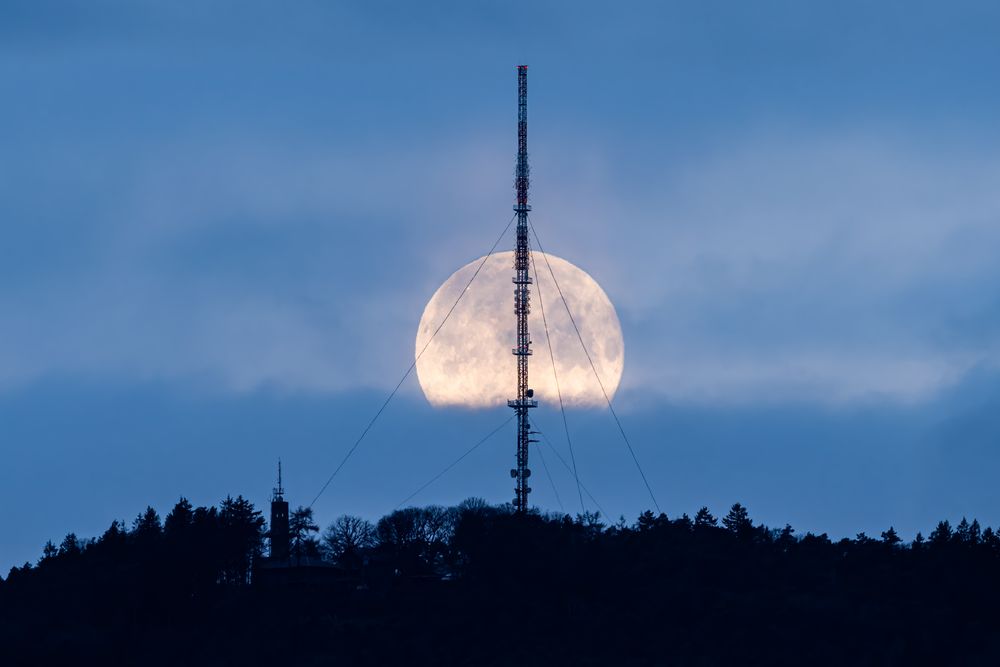 Der Sendemast-Mond