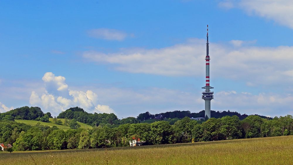 Der Sendeturm der unter dem Namen "Bukova hora" den Wanderern ...