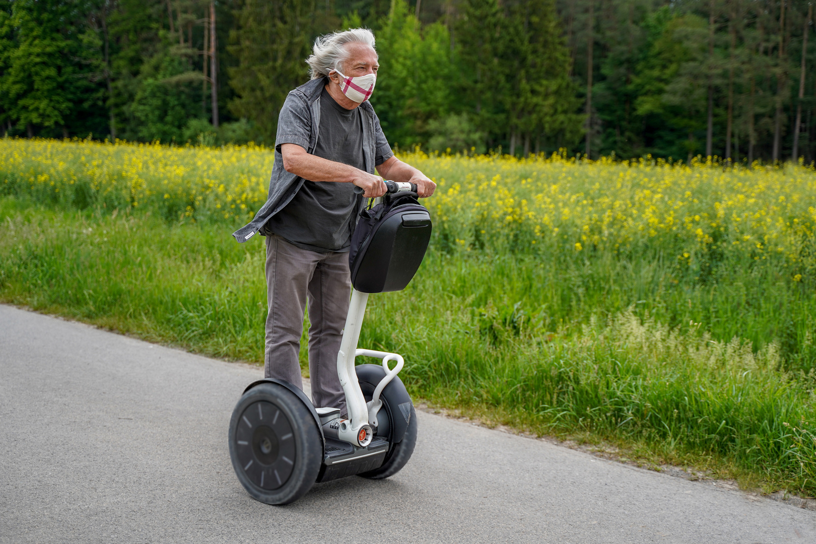 Der Senior mit dem Segway auf dem Weg zum Biergarten 