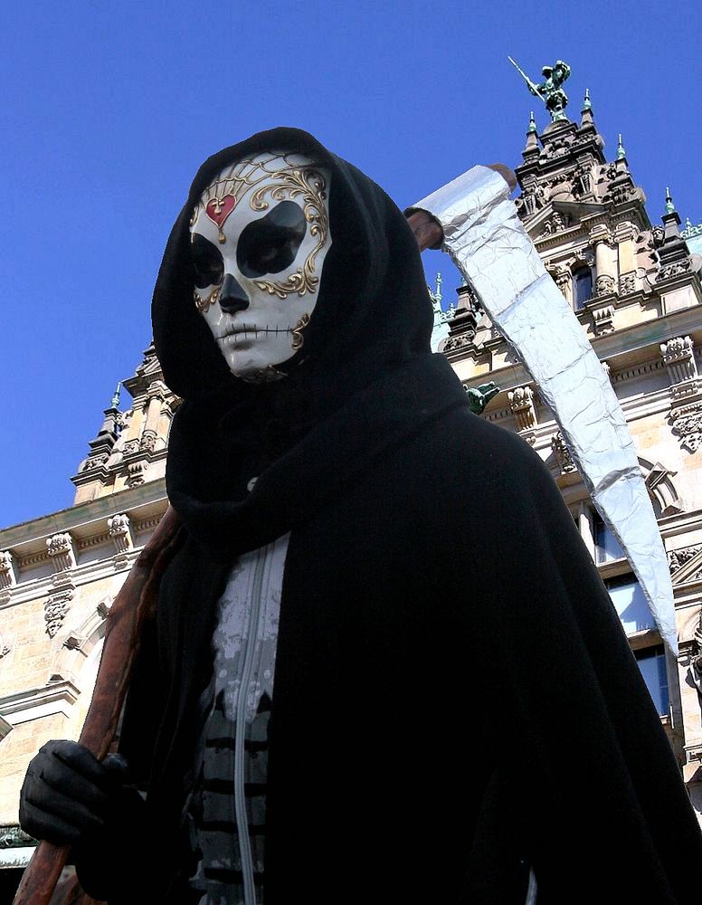 Der Sensen-Mann vor dem Hamburger Rathaus