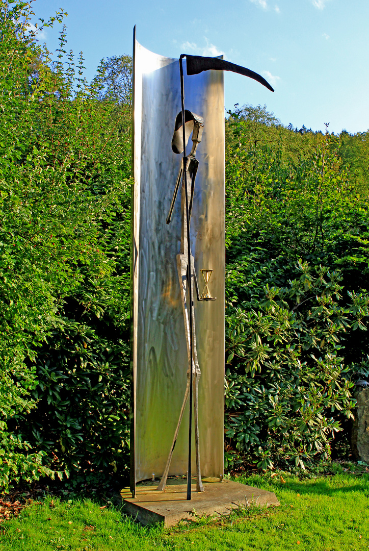 Der Sensenmann (Tod) im Skulpturenpark Klute-Waldemai in Schmallenberg-Niedersorpe 