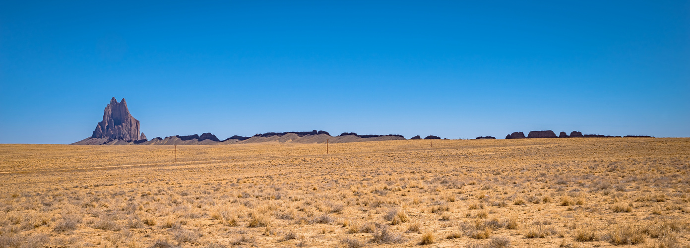 Der Shiprock erhebt sich aus der Wüste