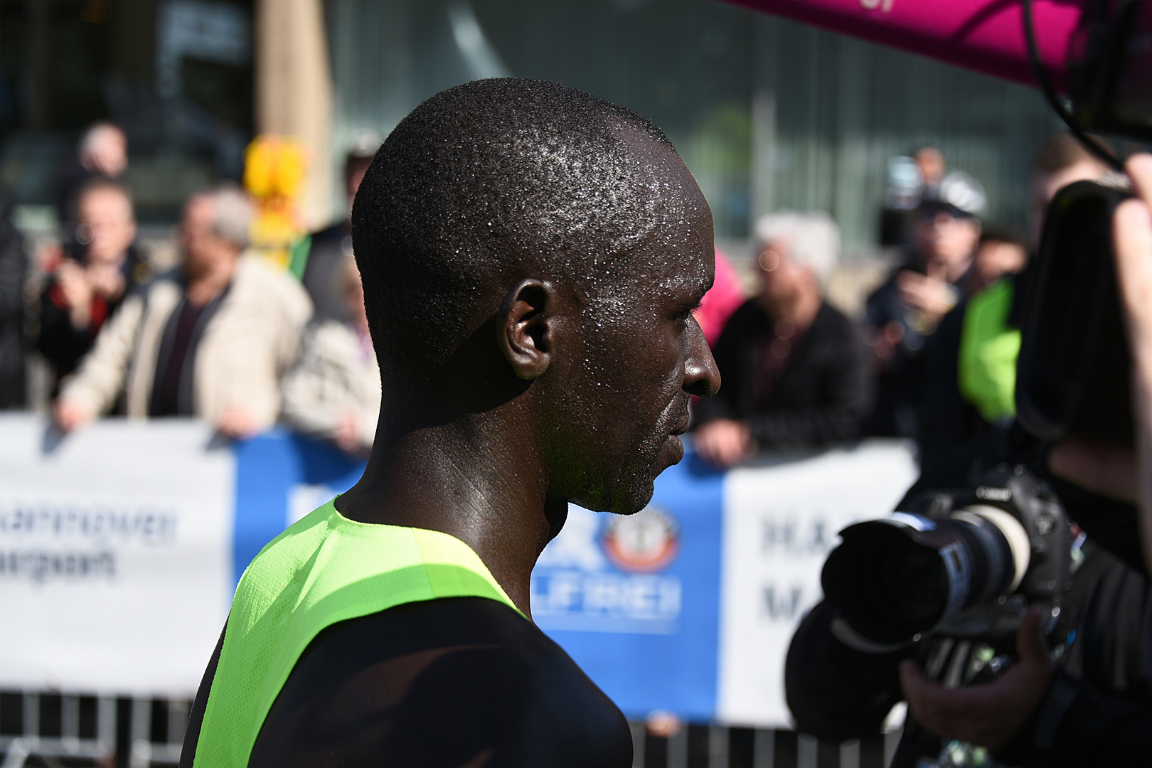 Der Sieger ,Cheshari Jacob aus Kenia, geht den Lauf noch einmal im Kopf durch