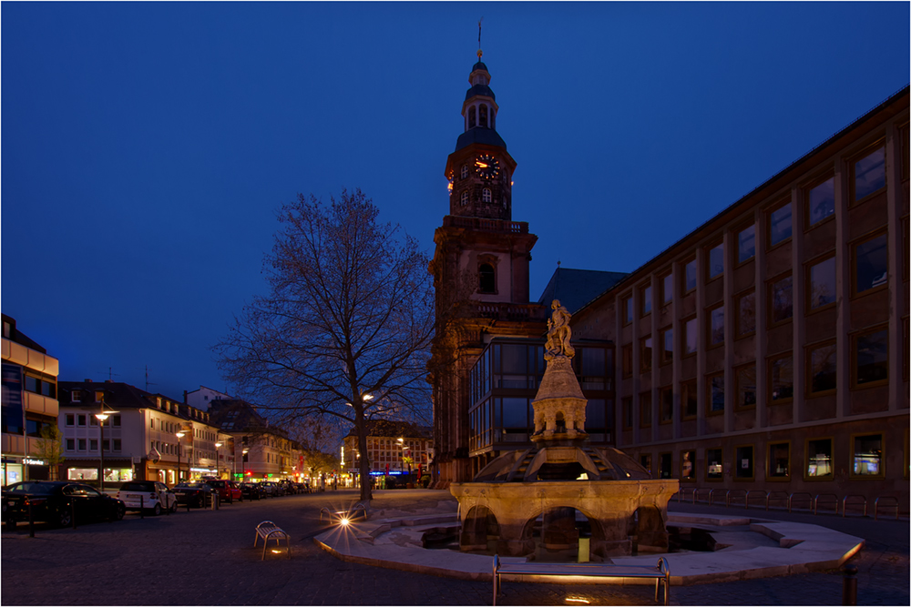 Der Sigfriebrunnen mit Blick auf die Dreifaltigkeitskirche