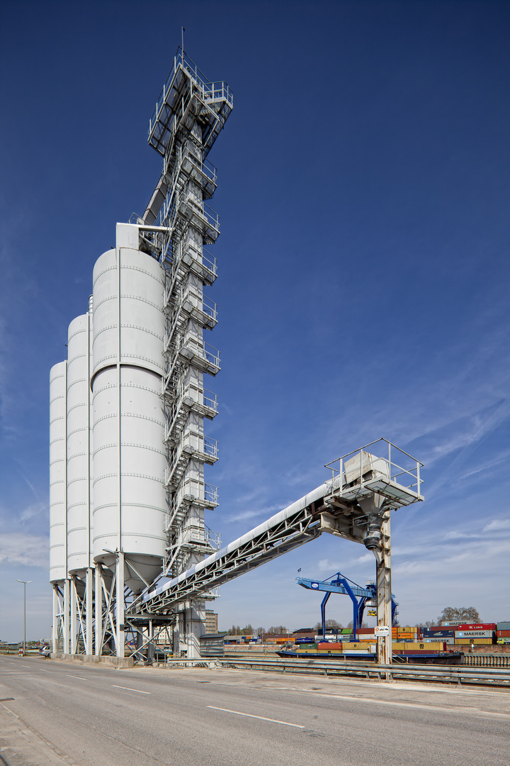 Der Silo im Mannheimer Handelshafen