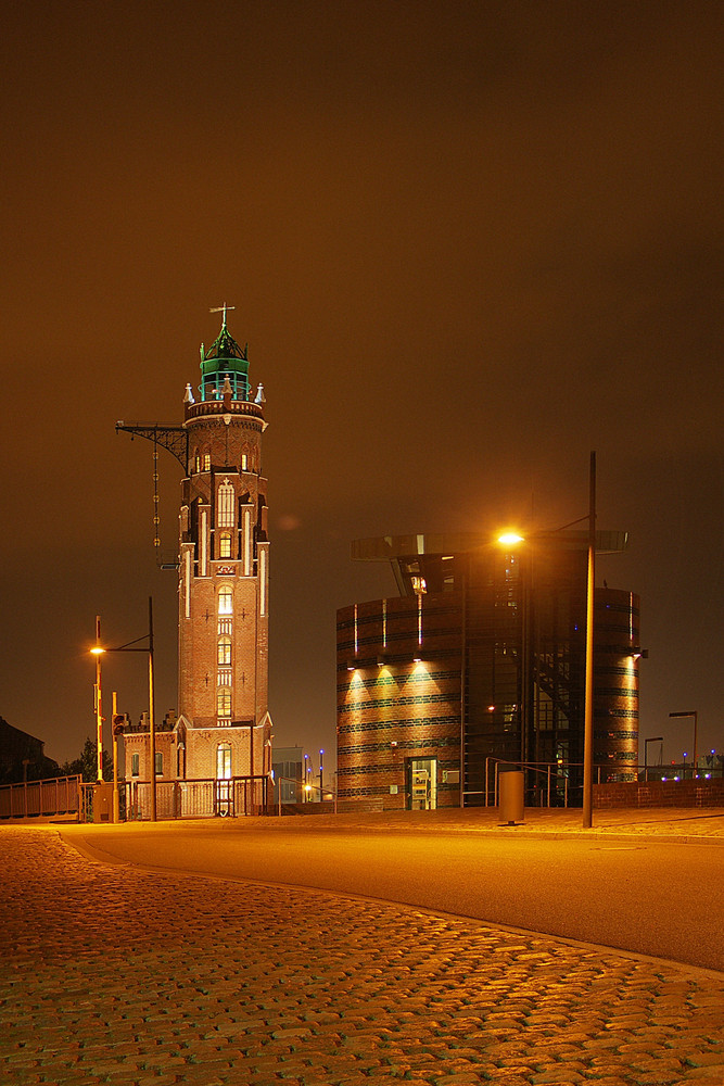 Der Simon-Loschen Leuchtturm und das Schleusenhaus am "Neuen Hafen" von Bremerhaven.