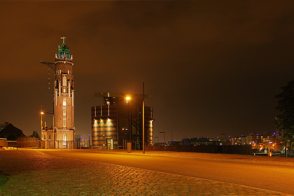 Der Simon-Loschen Leuchtturm und das Schleusenhaus am "Neuen Hafen" von Bremerhaven.