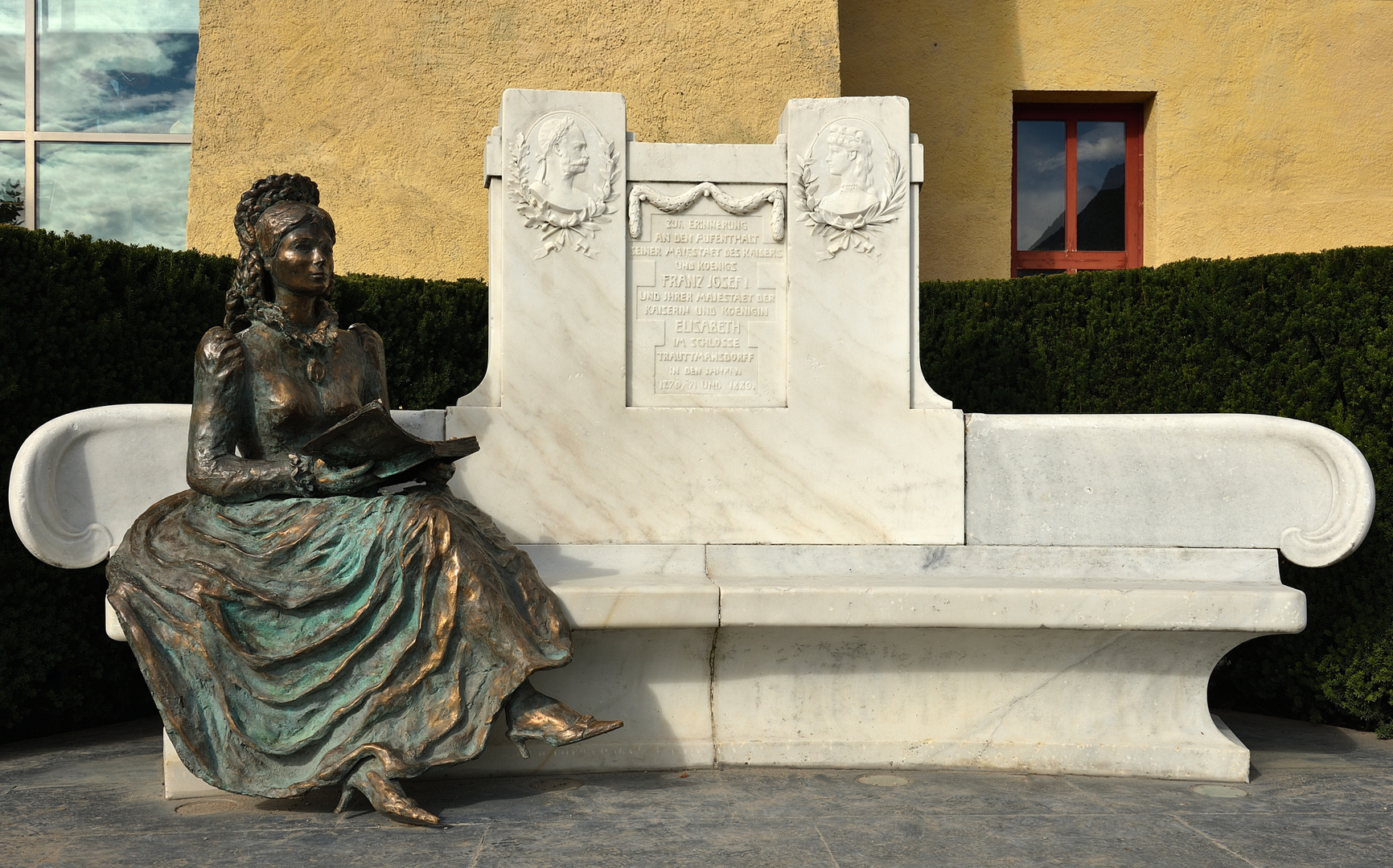 Der „Sissi-Thron“ steht heute auf der Terrasse von Schloss Trauttmansdorff (Meran),