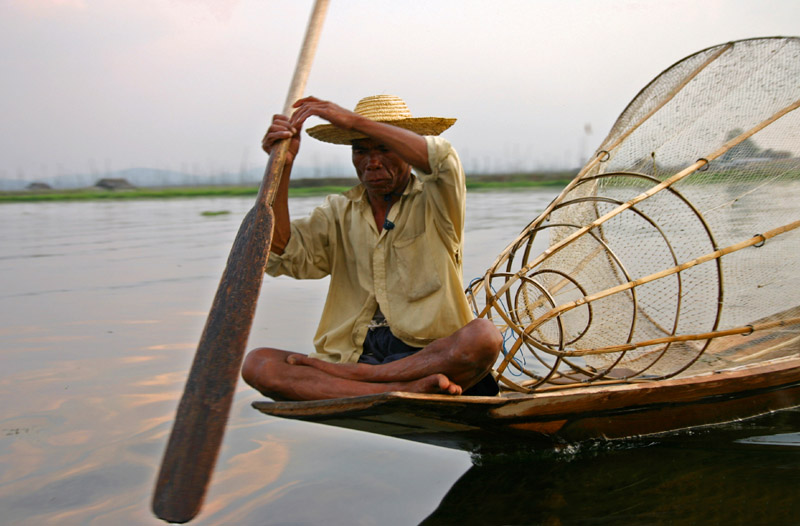 Der sitzende Beinruderer am Inle Lake