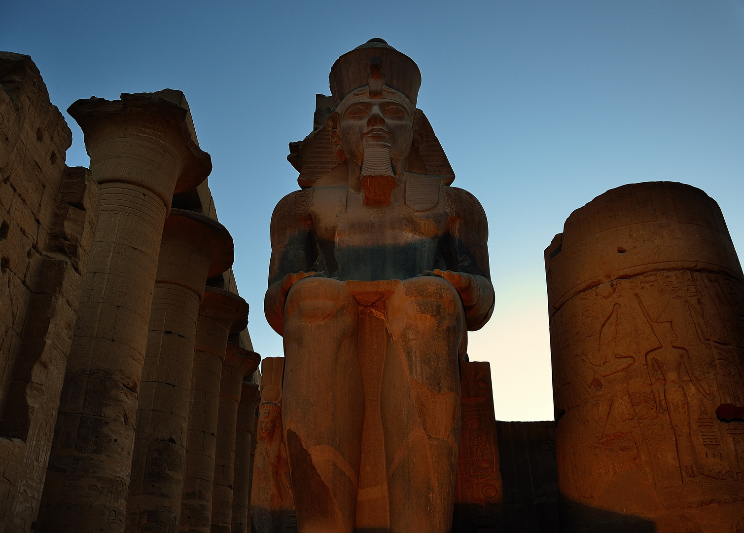 Der sitzende Ramses im Luxor-Tempel