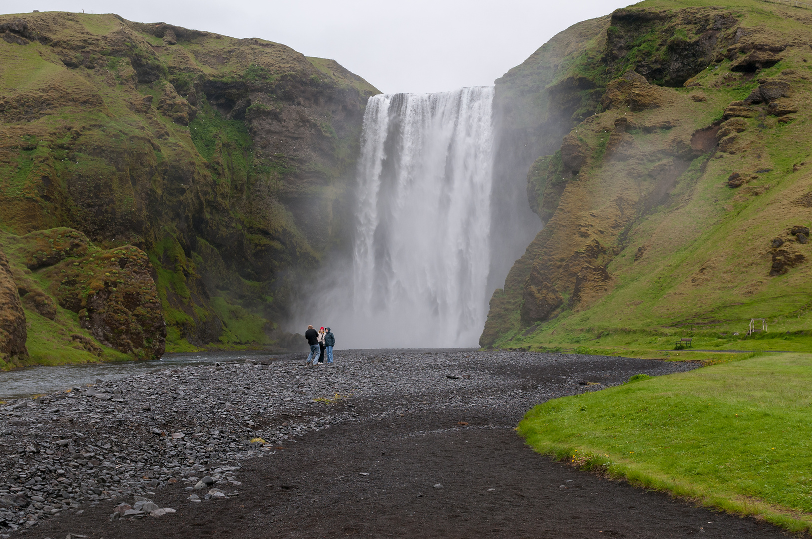 Der Skógafoss wird bewundert