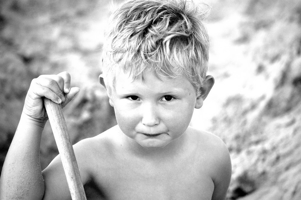 Der Sohn beim Tunnelbau am Strand von Norderney