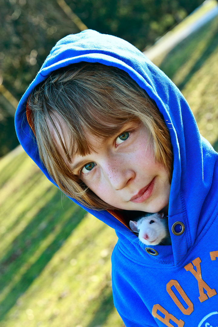 der Sohn meiner Freundin mit seiner zahmen Ratte "Flecki"