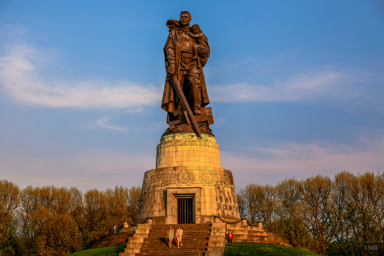 Der Soldat mit dem Mädchen