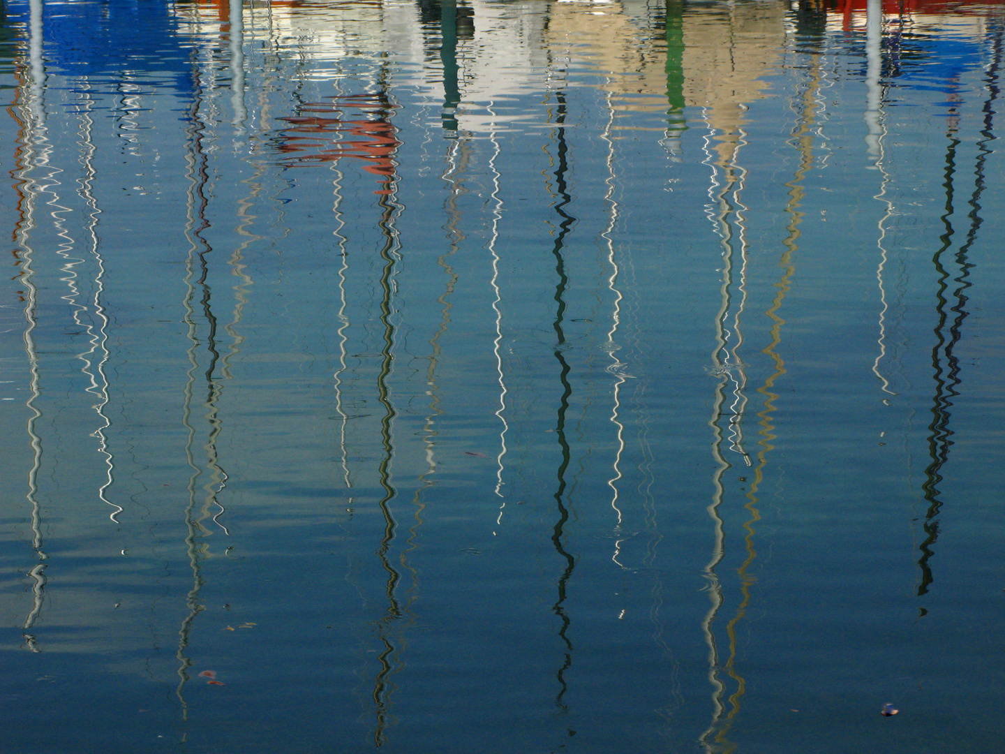 Der Sommer malt seine Farben ins Wasser