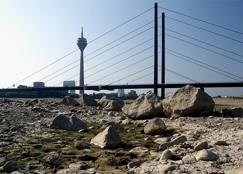 Der Sommer war sehr groß. Hier floss einst der Rhein...