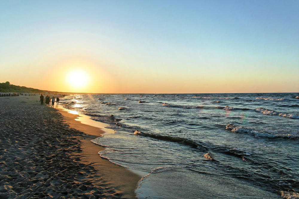 Der Sonne entgegen..... am Strand von Zinnowitz