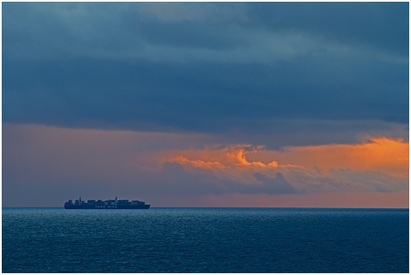 Der Sonne entgegen ..... Container-Riese...