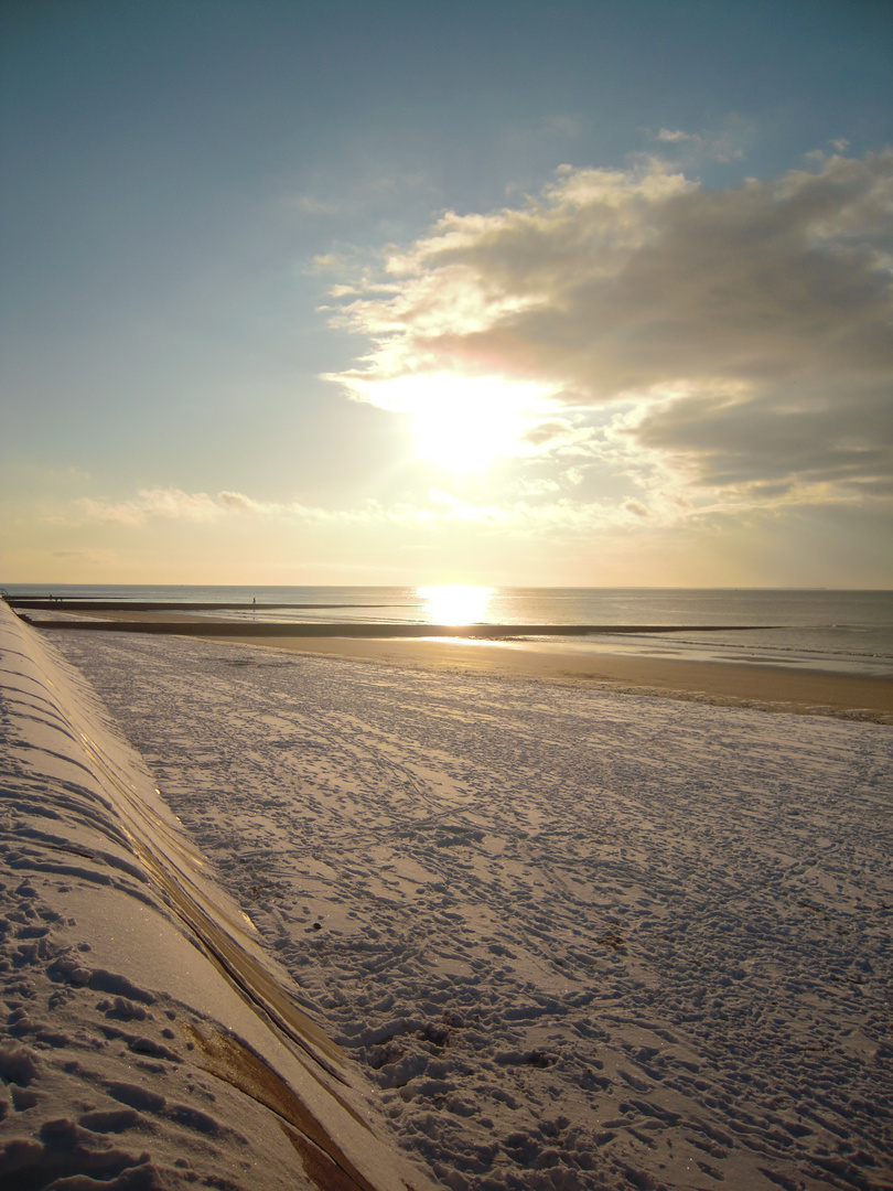 - Der Sonne entgegen - Ein Blick von der Promenade auf den winterlichen Strand...