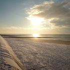 - Der Sonne entgegen - Ein Blick von der Promenade auf den winterlichen Strand...