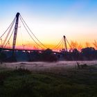 der Sonnenaufgang hinter der Brücke