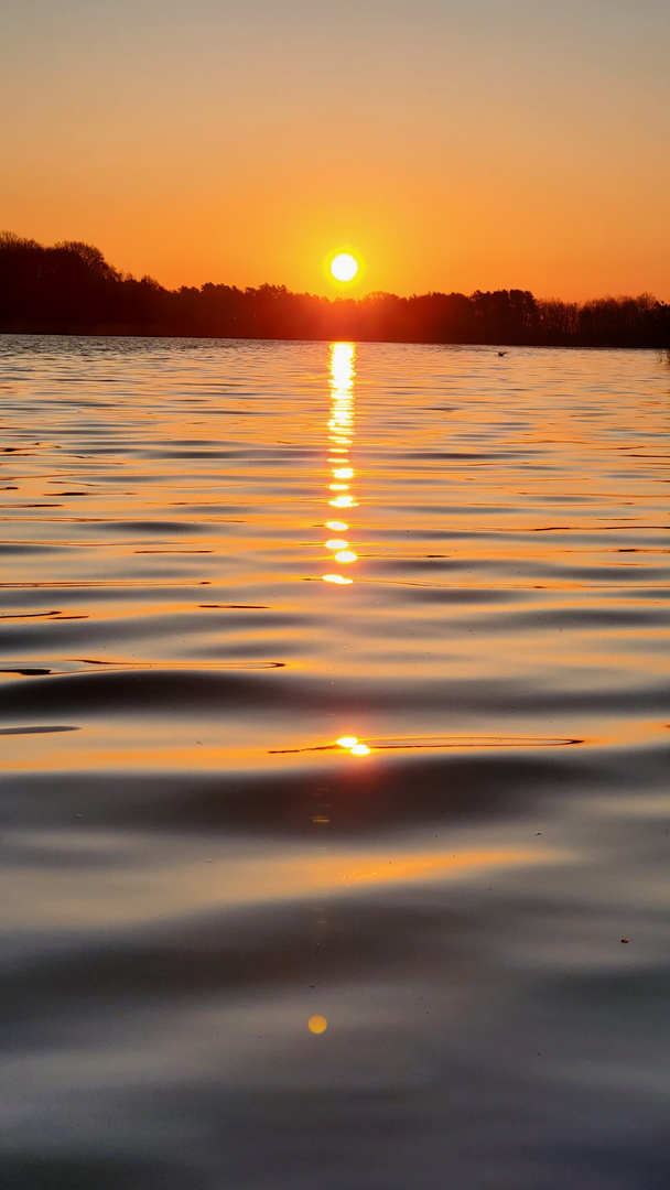 Der Sonnenaufgang tanzt in den Wellen