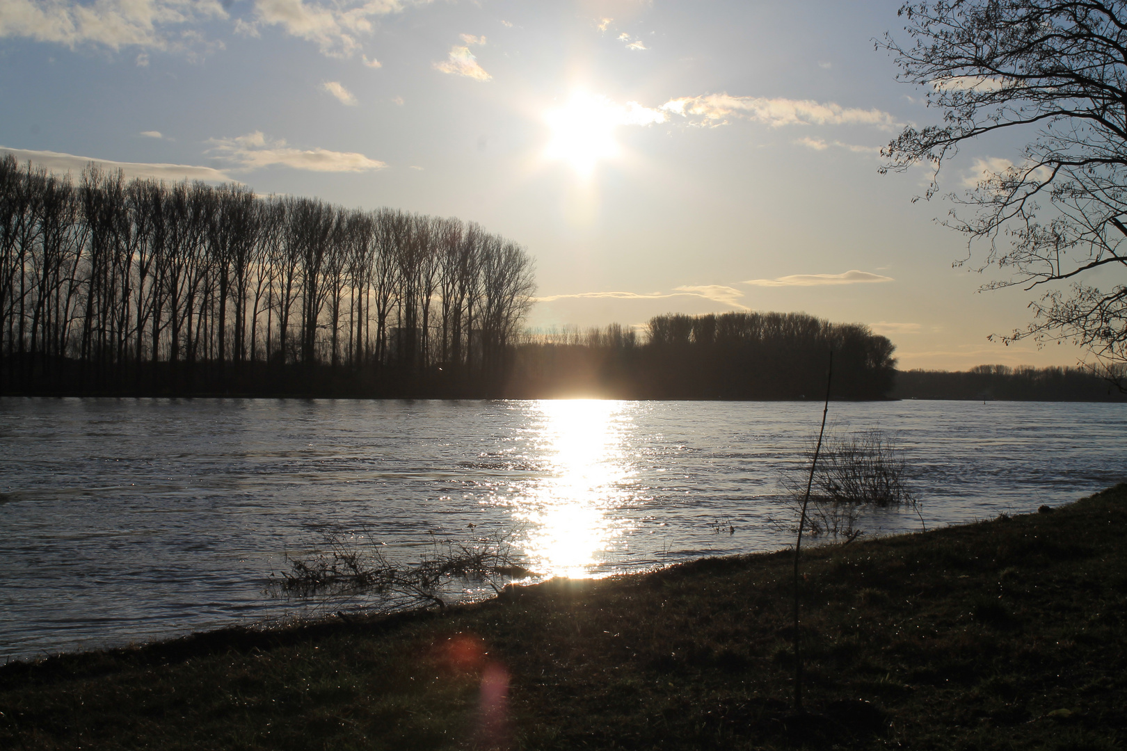 Der Sonnenuntergang am Rhein