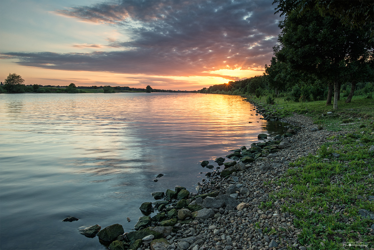 Der Sonnenuntergang an der Maas