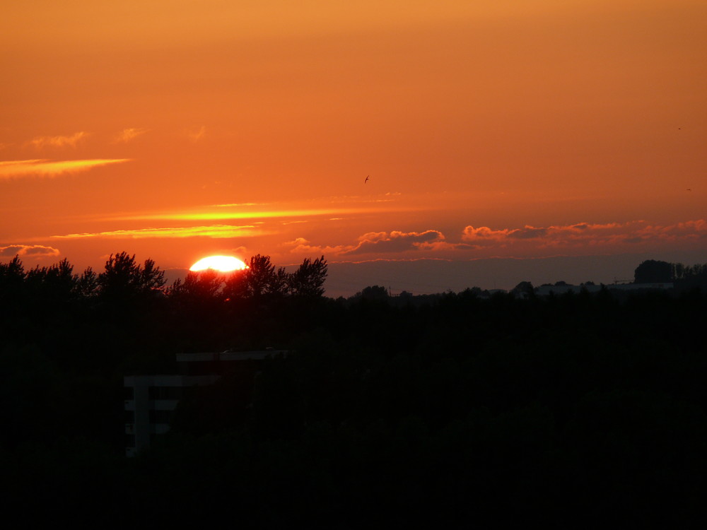 Der Sonnenuntergang aus dem Schlafzimmerfenster