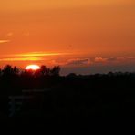 Der Sonnenuntergang aus dem Schlafzimmerfenster