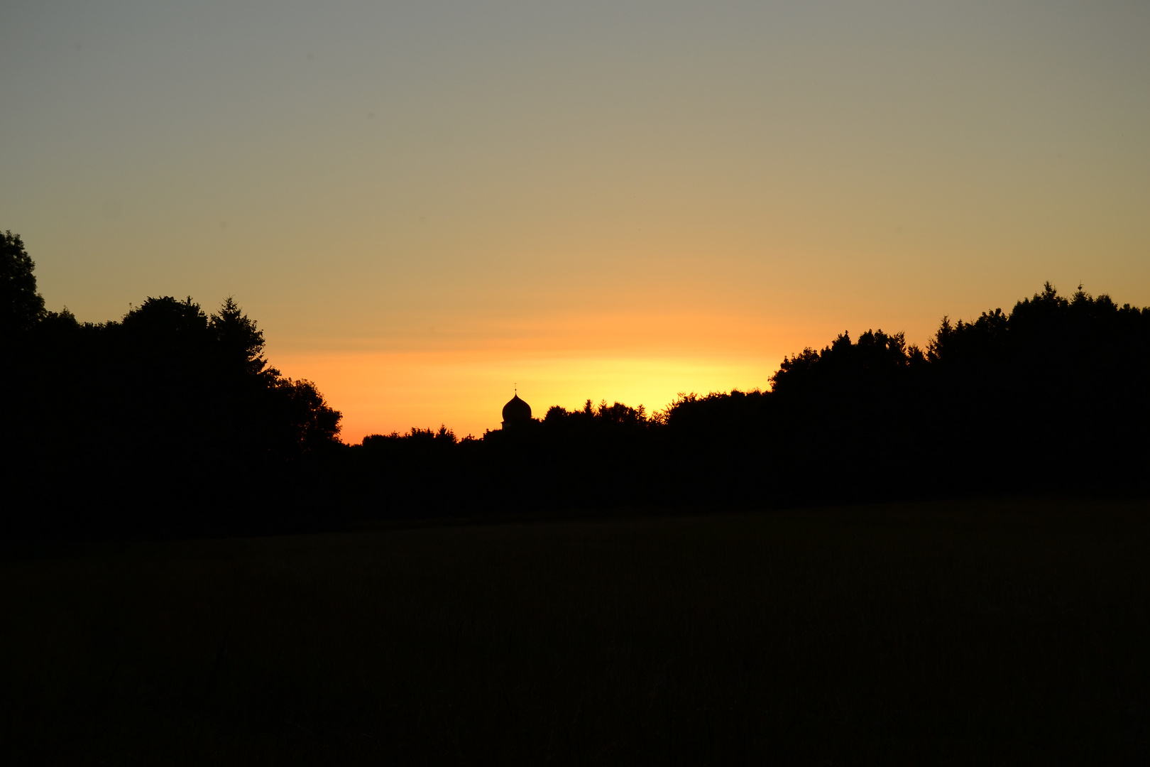 Der Sonnenuntergang gibt der Nacht ihre Schönheit frei...