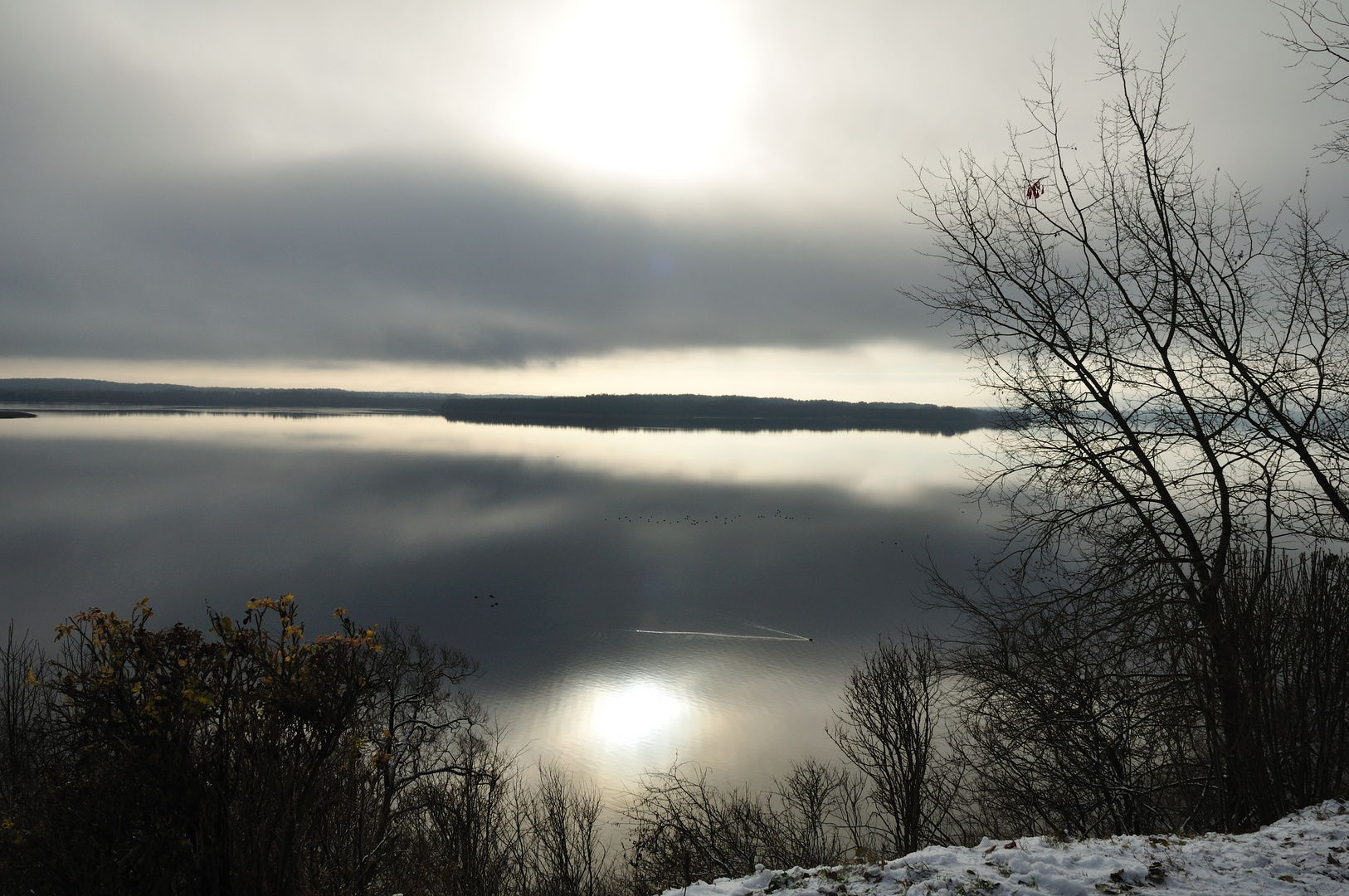 der Sonnenuntergang im Winter