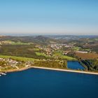 Der Sorpesee eingebettet in den Wäldern des schönen Sauerlandes.