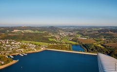 Der Sorpesee eingebettet in den Wäldern des schönen Sauerlandes.