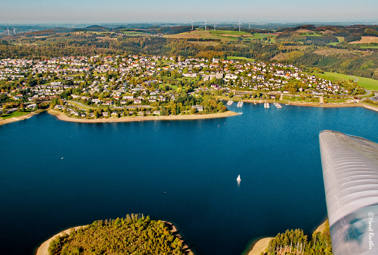 Der Sorpesee im tiefen Blau.