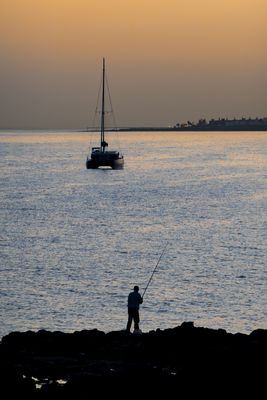 Der späte Angler fängt den Fisch