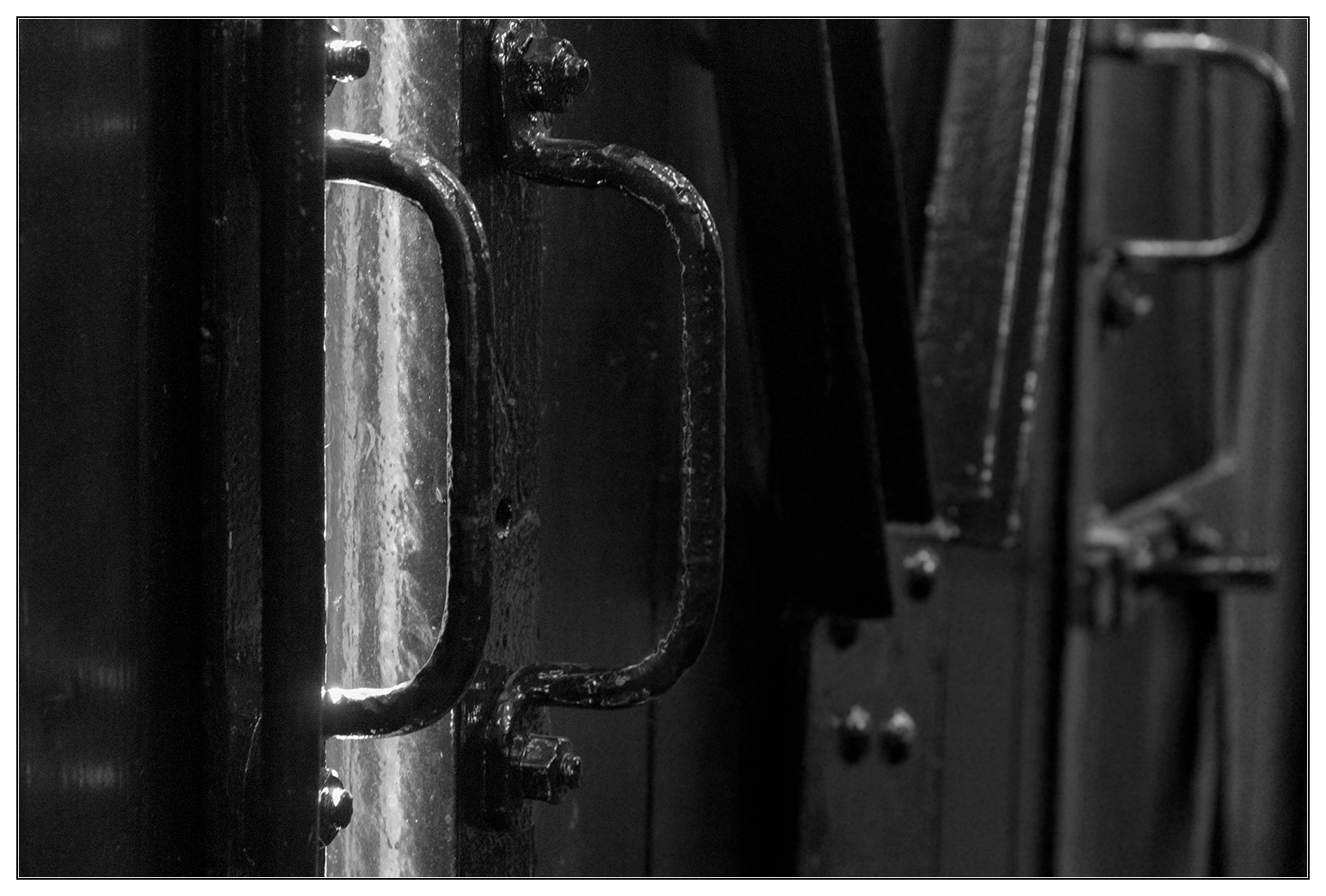 der Spalt Foto & Bild fotokunst, monochrome fine art, eisenbahn