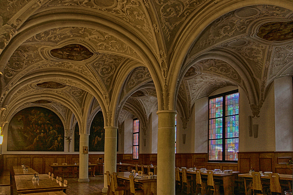 Der Speisesaal im Pilgerhaus der Benediktiner Abteien St.Mathias ist schon beeindruckend.